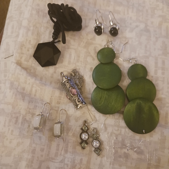 Bundle of cosmetic jewelry - Picture 1 of 14